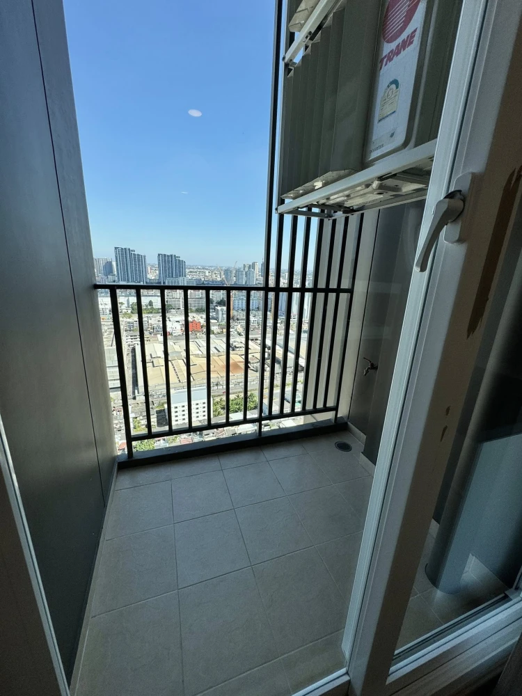 For rent immediately! Supalai Veranda Ramkhamhaeng, beautifully decorated unit on the 27th floor with Osotspa view. Lovely built-in furniture. Book no