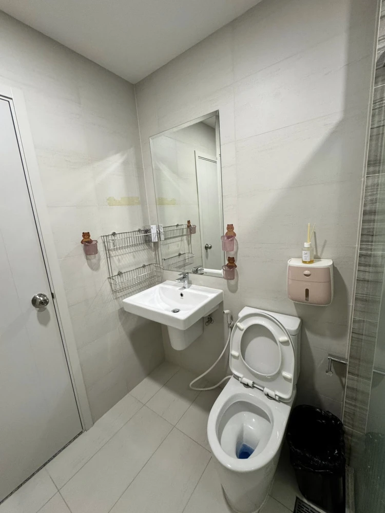 For rent immediately! Supalai Veranda Ramkhamhaeng, beautifully decorated unit on the 27th floor with Osotspa view. Lovely built-in furniture. Book no