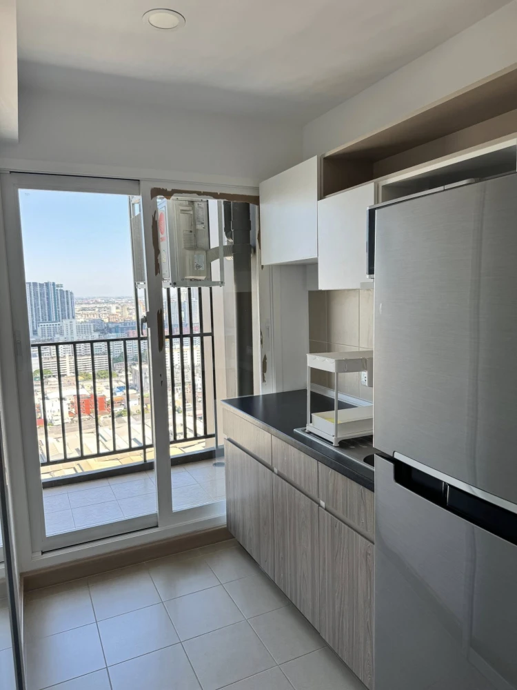 For rent immediately! Supalai Veranda Ramkhamhaeng, beautifully decorated unit on the 27th floor with Osotspa view. Lovely built-in furniture. Book no