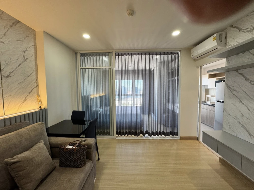 For rent immediately! Supalai Veranda Ramkhamhaeng, beautifully decorated unit on the 27th floor with Osotspa view. Lovely built-in furniture. Book no
