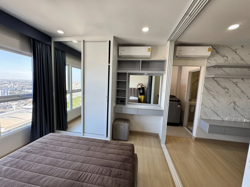 For rent immediately! Supalai Veranda Ramkhamhaeng, beautifully decorated unit on the 27th floor with Osotspa view. Lovely built-in furniture. Book no