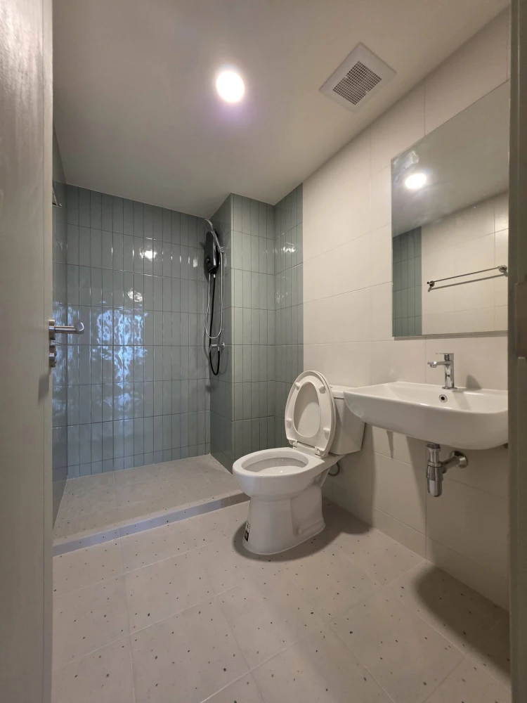 Ready-to-move-in condo for rent at The Origin Sukhumvit-Praksa. Fully furnished with complete amenities. Book yours today! Don't miss out!