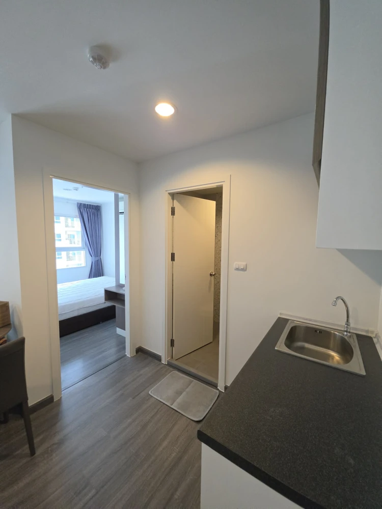 For rent immediately! The Trust @ BTS Erawan, ready-to-move-in unit, 20th floor, high floor with great view. Convenient and complete amenities. Don't