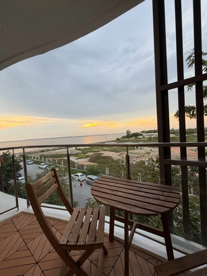 Urgent rental: Spacious condo at Miami Bangpu. Comes with ample living space and full amenities—book now!