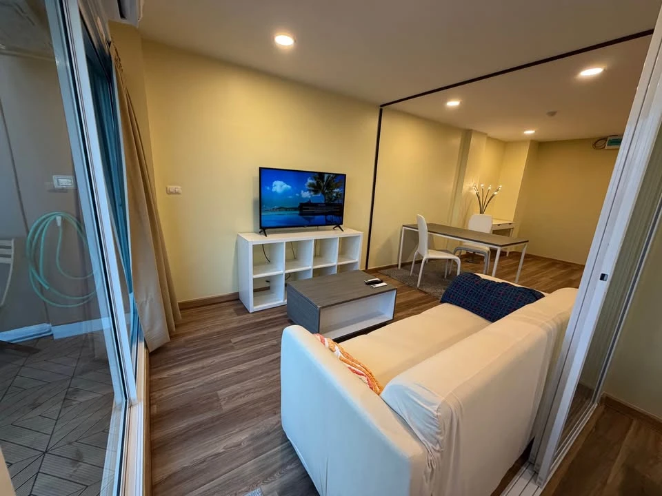 Urgent rental: Spacious condo at Miami Bangpu. Comes with ample living space and full amenities—book now!