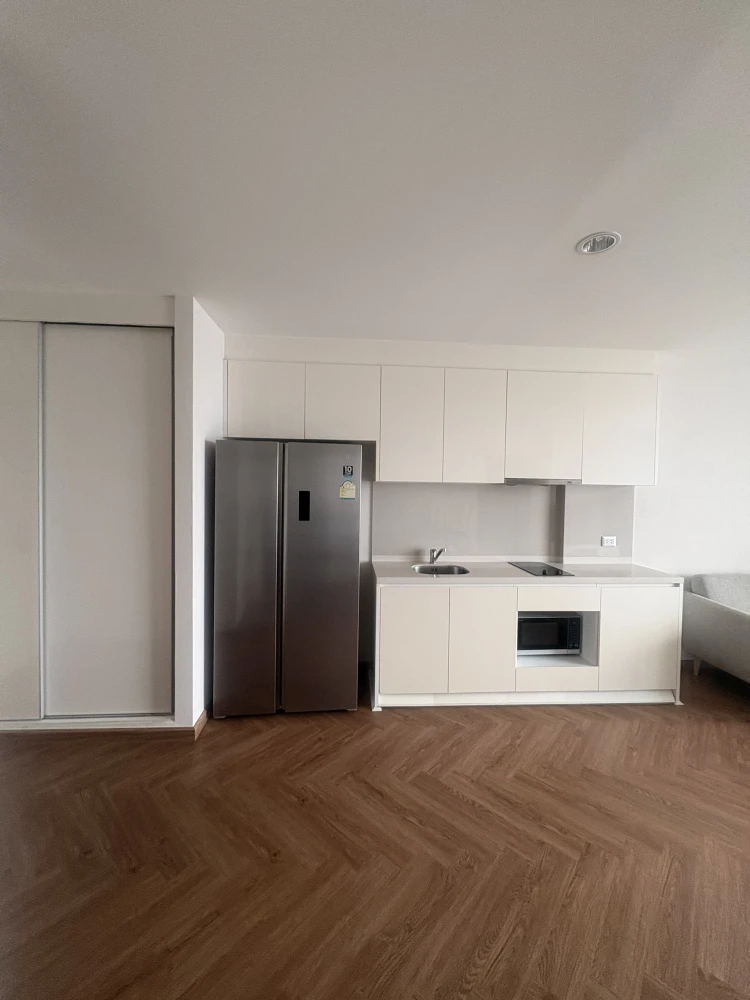 For rent urgently!! Condo Rhythm Sukhumvit 42, room number 5/381, good location, can carry the bag and move in immediately, don't miss it!!