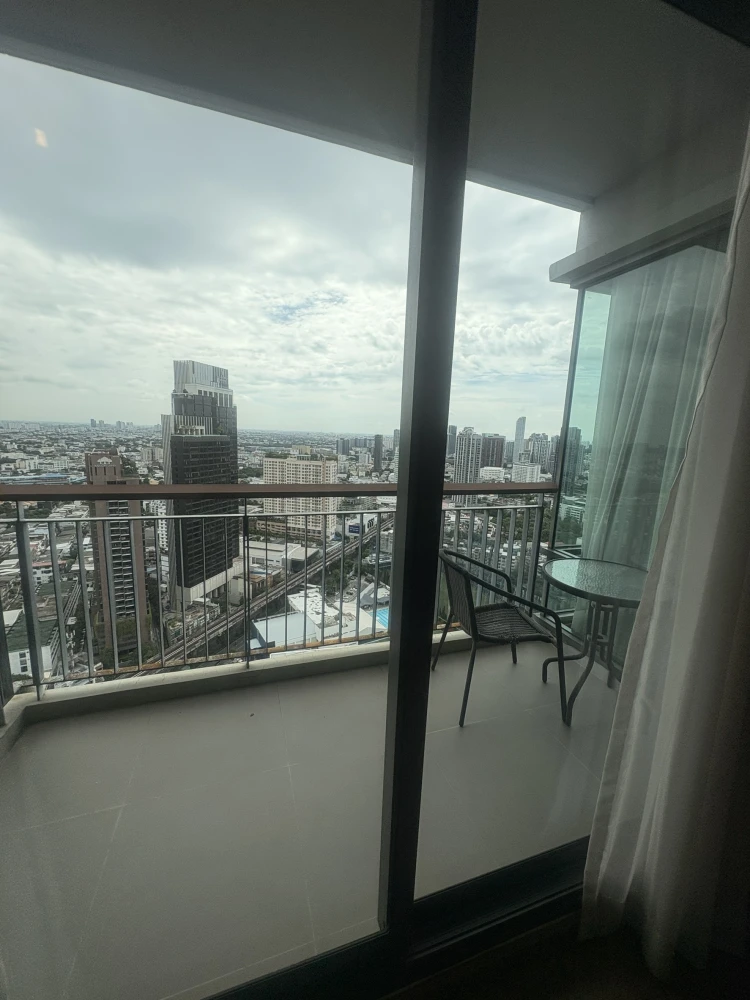 For rent urgently!! Condo Rhythm Sukhumvit 42, room number 5/381, good location, can carry the bag and move in immediately, don't miss it!!