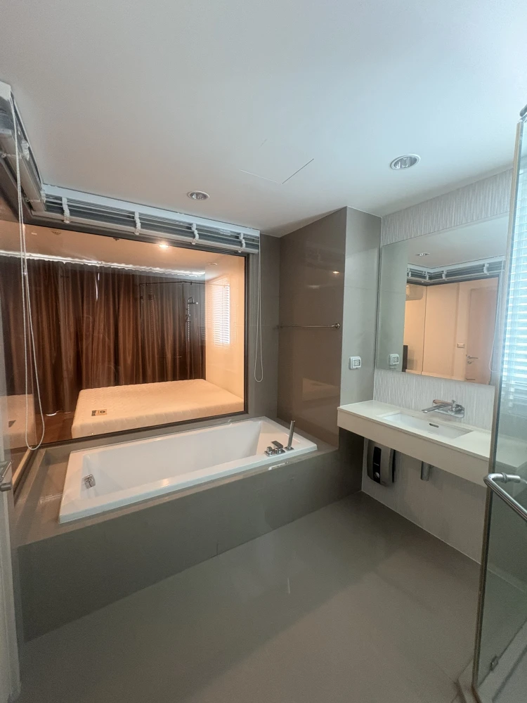 For rent urgently!! Condo Rhythm Sukhumvit 42, room number 5/381, good location, can carry the bag and move in immediately, don't miss it!!