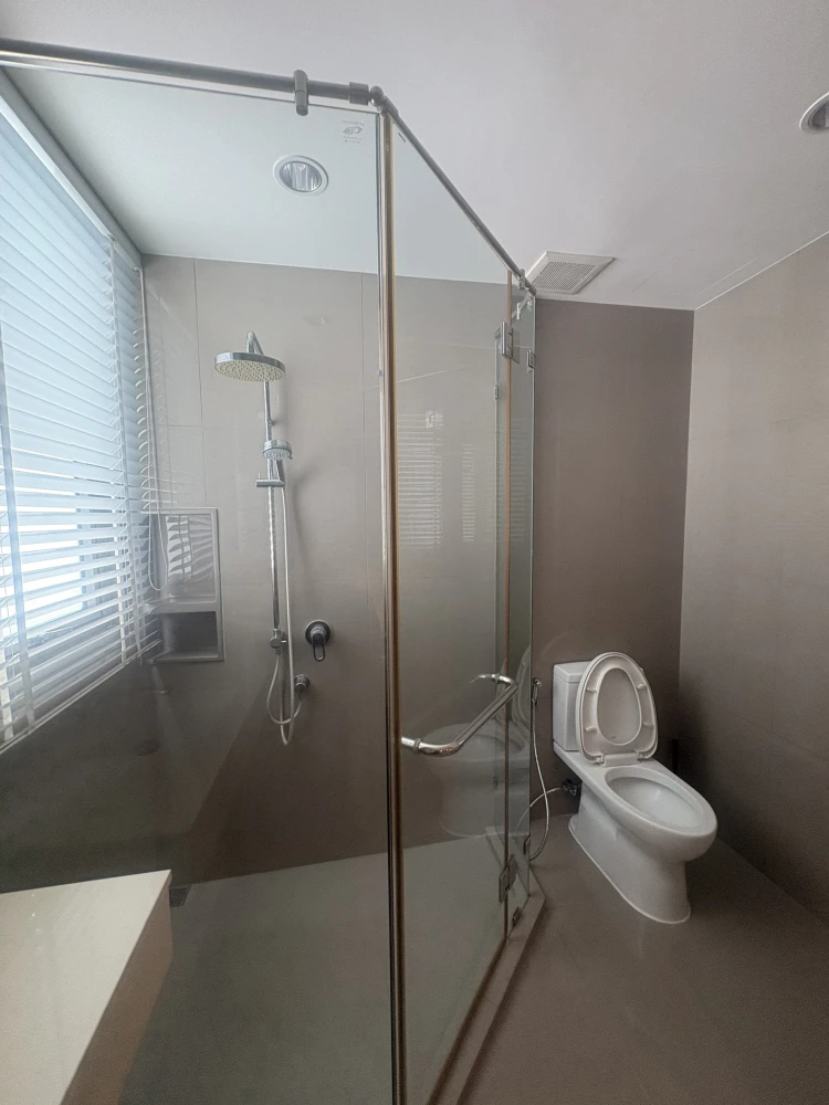 For rent urgently!! Condo Rhythm Sukhumvit 42, room number 5/381, good location, can carry the bag and move in immediately, don't miss it!!