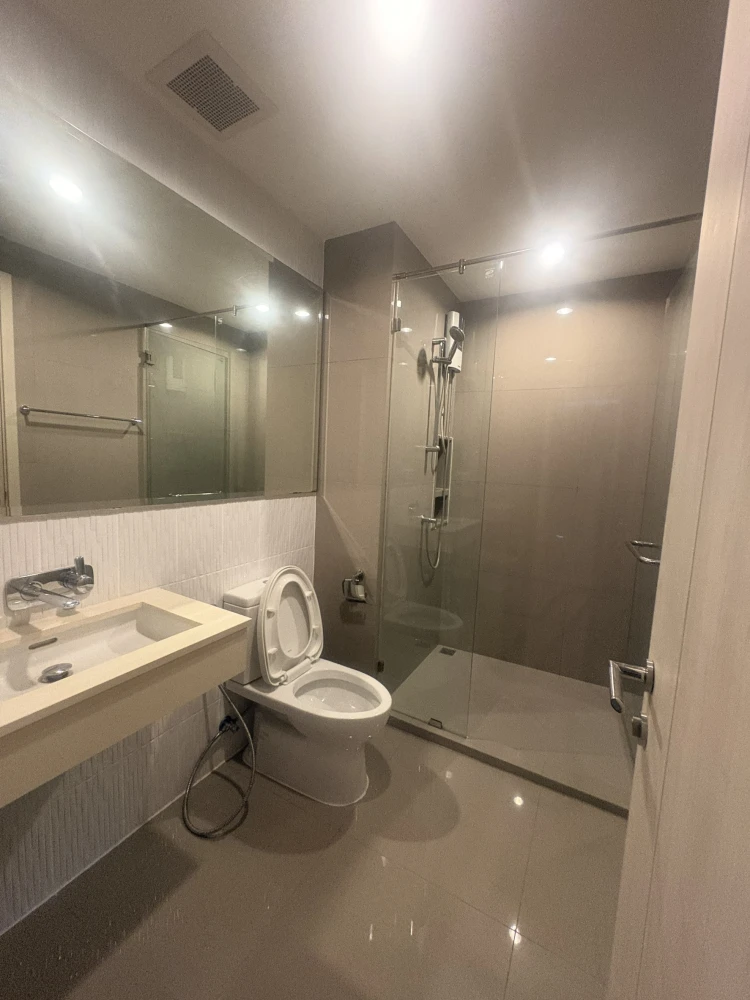 For rent urgently!! Condo Rhythm Sukhumvit 42, room number 5/381, good location, can carry the bag and move in immediately, don't miss it!!