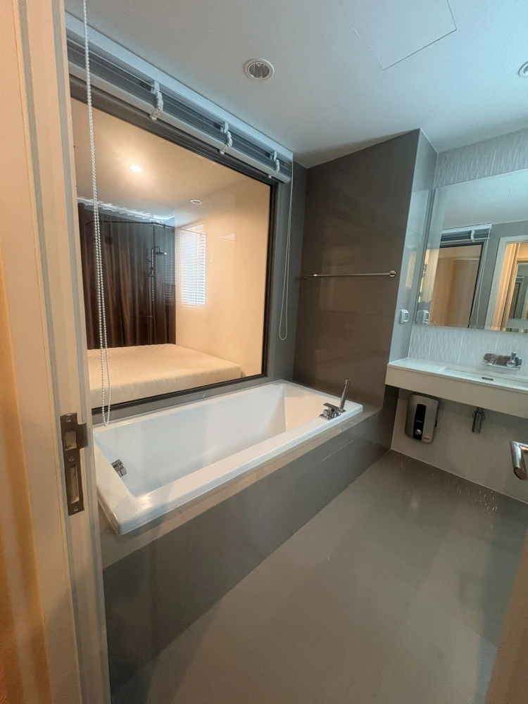 For rent urgently!! Condo Rhythm Sukhumvit 42, room number 5/381, good location, can carry the bag and move in immediately, don't miss it!!
