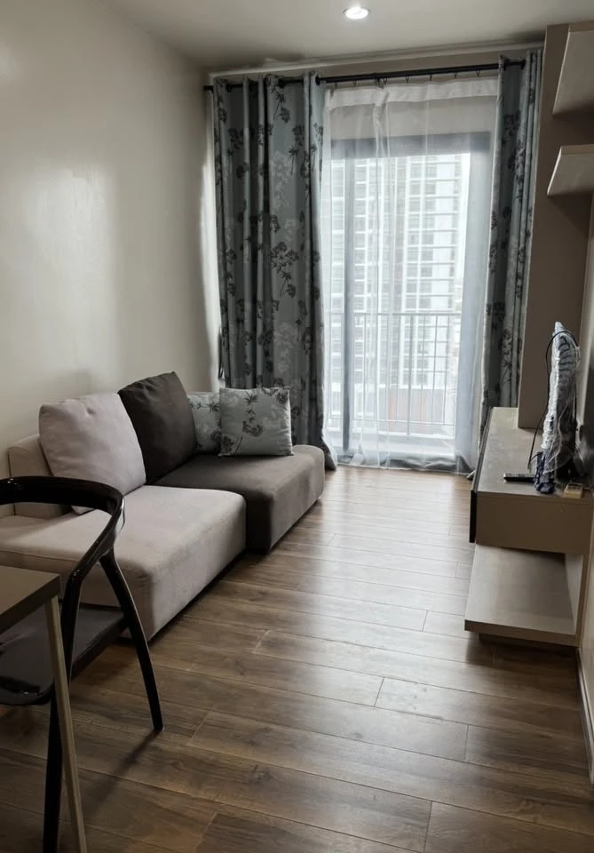 For rent immediately!! Onyx Phaholyothin Condo, ready to move in. Fully furnished. Just bring your bags and move in! Book now!!