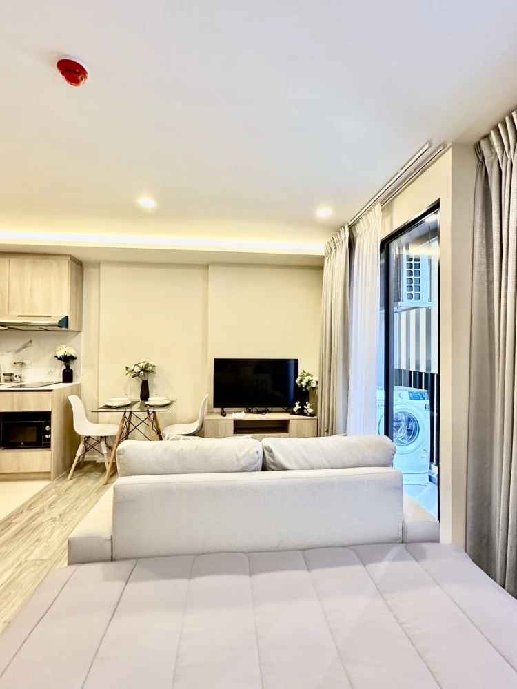 For rent urgently!! Condo Icon Sukhumvit 77, 2nd floor, Building B, nice room, fully furnished, good location, don't miss it, hurry up and move!!
