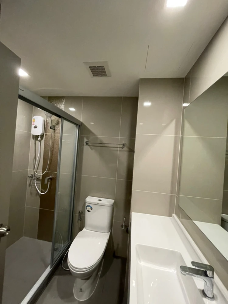 For rent urgently!! Condo Ideo Sathorn-Wongwian Yai Location near the city, convenient to travel, near BTS Wongwian Yai!!