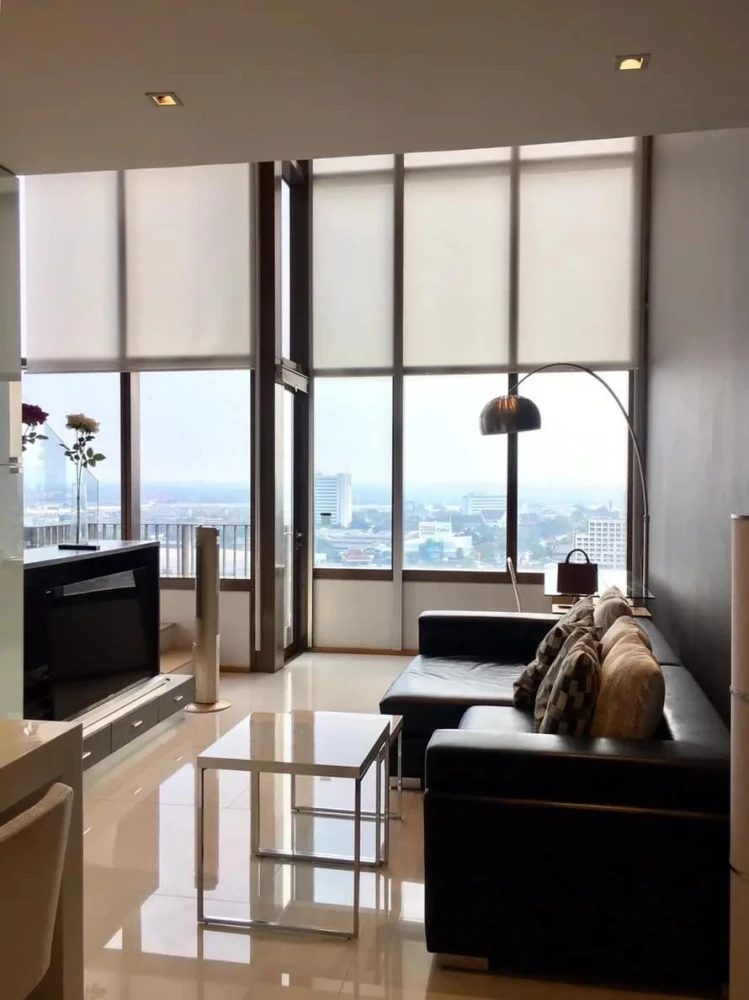 Urgent for rent!! The Emporio Place condo, good location, convenient travel, near BTS and MRT, good price, hurry and reserve now!!