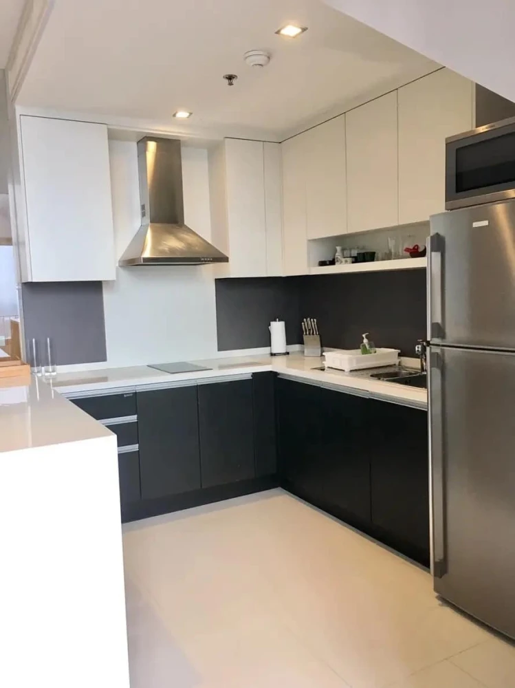 Urgent for rent!! The Emporio Place condo, good location, convenient travel, near BTS and MRT, good price, hurry and reserve now!!