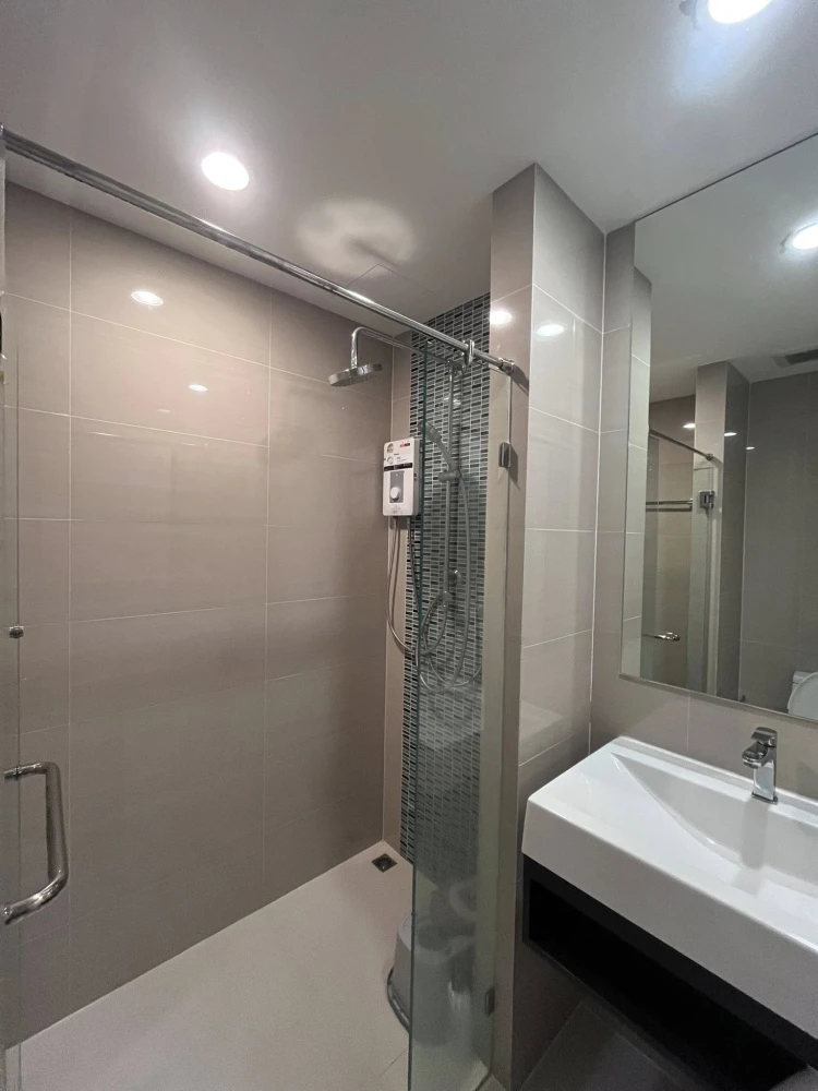 For rent immediately! The Sky Sukhumvit, fully furnished and ready to move in. Just bring your personal belongings. Don't miss out!