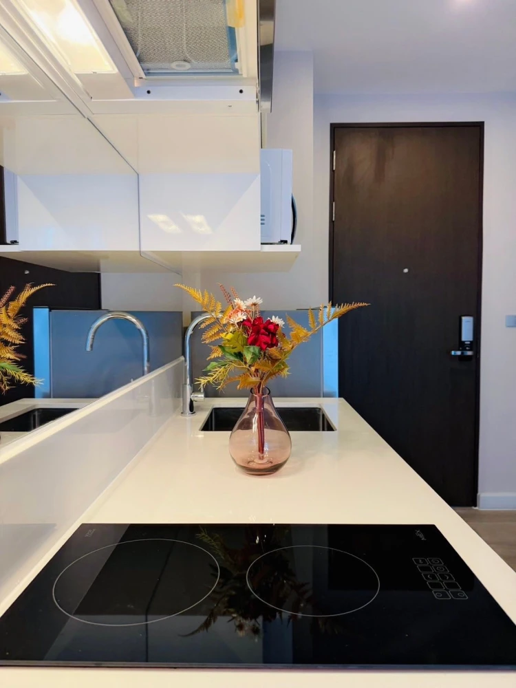 For rent immediately! The Sky Sukhumvit, fully furnished and ready to move in. Just bring your personal belongings. Don't miss out!