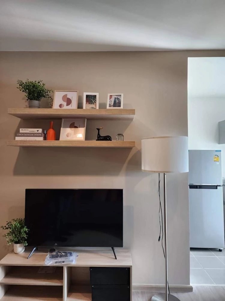 For rent, ready to move in, Me Condo On Nut Rama 9, a nice room, complete with furniture and electrical appliances. If you don't reserve, you'll regre