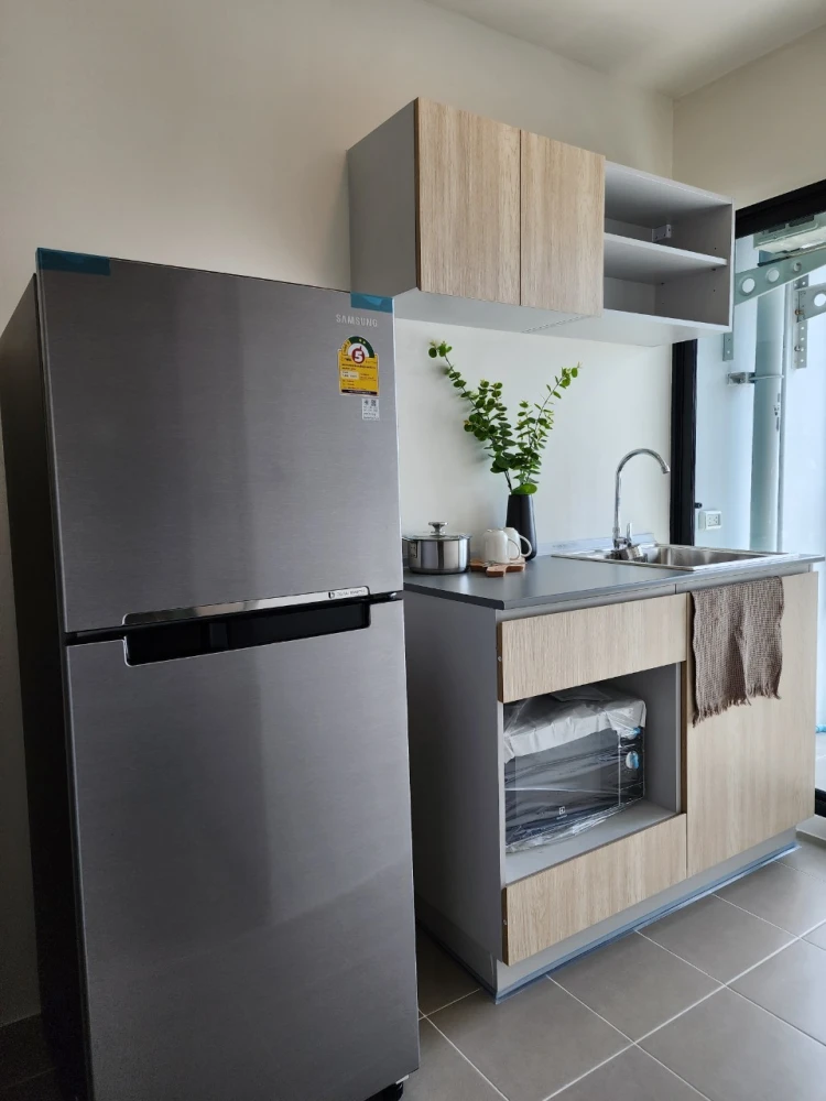For rent, ready to move in, Me Condo On Nut Rama 9, a nice room, complete with furniture and electrical appliances. If you don't reserve, you'll regre