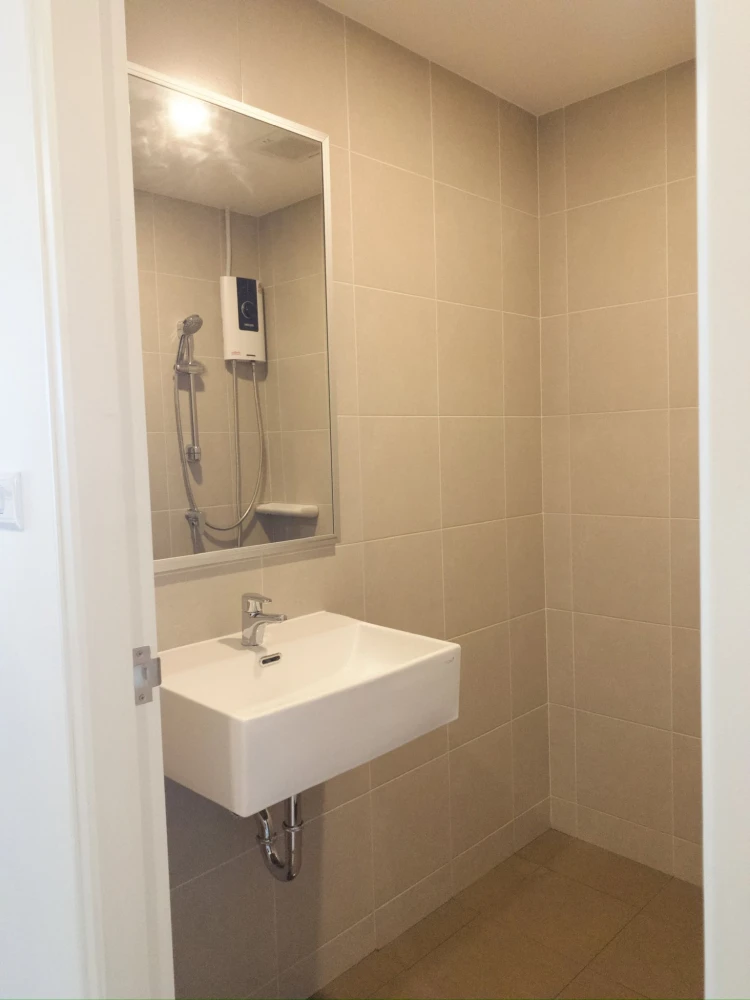 For rent: Lumpini Ville Chaengwattana-Pakkret Station, 11th floor. Good orientation, beautiful view, bright and airy. Fully furnished. Move in soon!