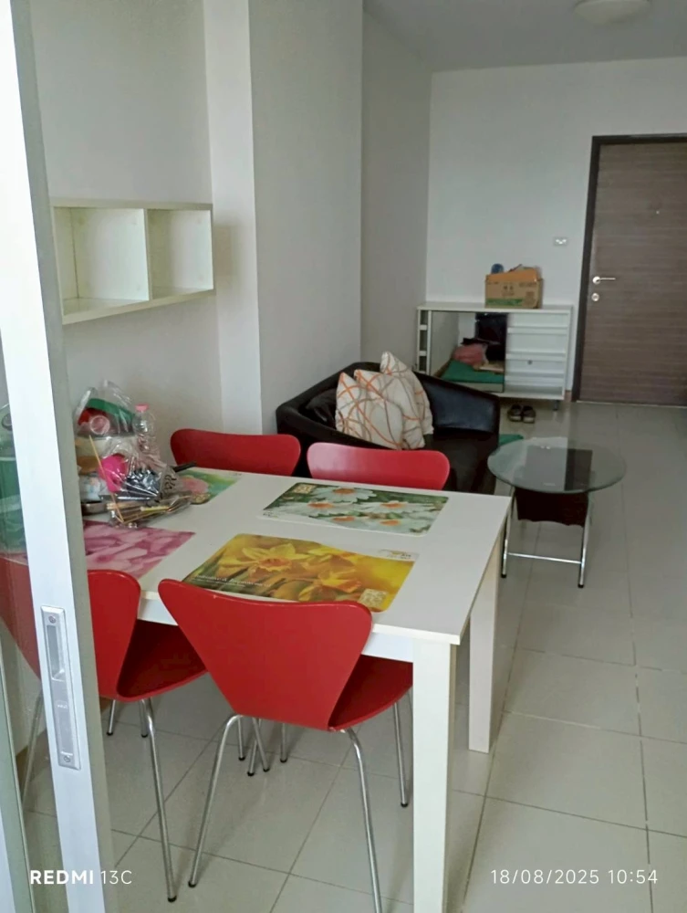 Supalai Park Ratchayothin for rent, spacious room, lots of usable space, fully furnished and equipped with appliances. Don't miss out!