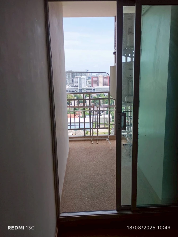 Supalai Park Ratchayothin for rent, spacious room, lots of usable space, fully furnished and equipped with appliances. Don't miss out!