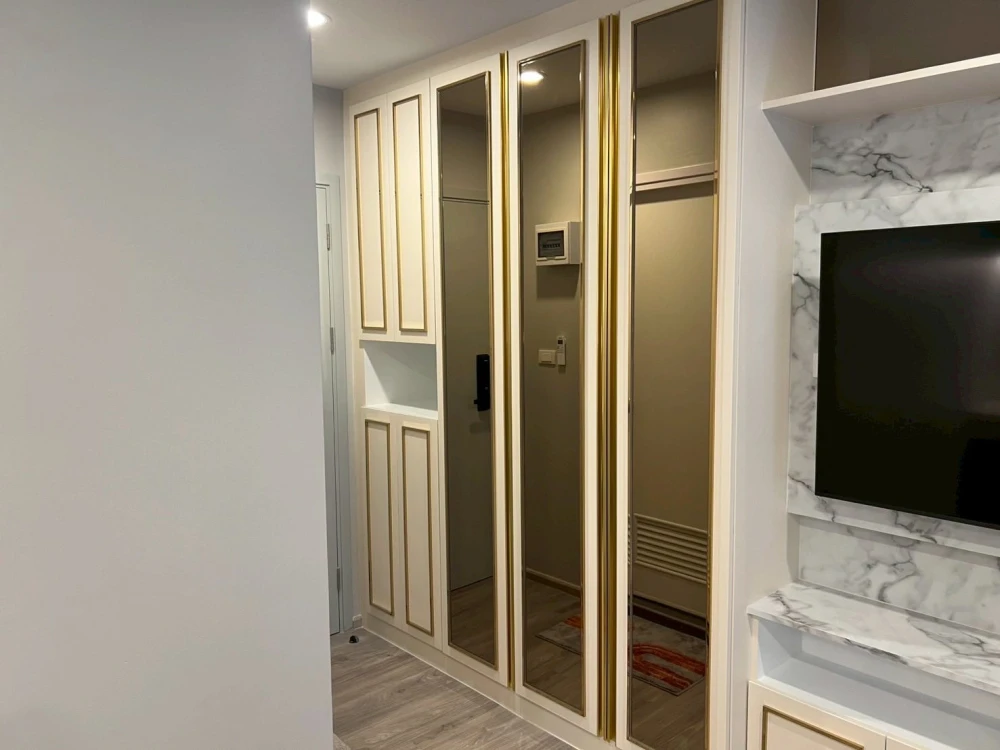 Luxury furnished room for rent at Regent Bangna Condo, real wood furniture, built-in, decorated in a modern luxury style. Reserve now!