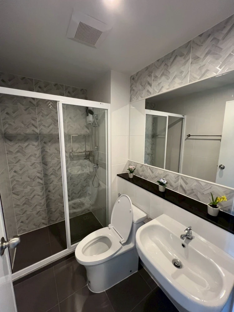 Luxury furnished room for rent at Regent Bangna Condo, real wood furniture, built-in, decorated in a modern luxury style. Reserve now!