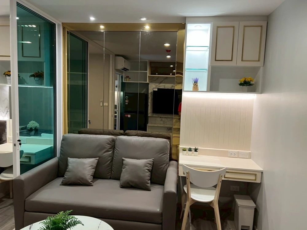 Luxury furnished room for rent at Regent Bangna Condo, real wood furniture, built-in, decorated in a modern luxury style. Reserve now!