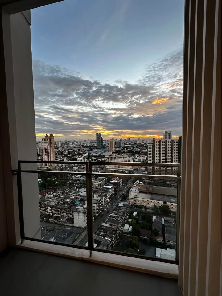 For rent: The Line Phahonyothin-Pradipat. Beautifully decorated room, well-built-in, comes with a walk-in closet. Reserve now, don't miss out!