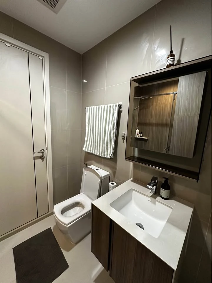 For rent: The Line Phahonyothin-Pradipat. Beautifully decorated room, well-built-in, comes with a walk-in closet. Reserve now, don't miss out!
