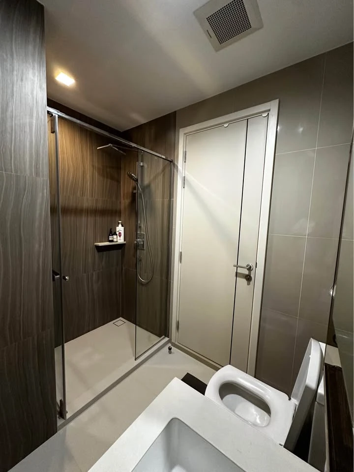 For rent: The Line Phahonyothin-Pradipat. Beautifully decorated room, well-built-in, comes with a walk-in closet. Reserve now, don't miss out!