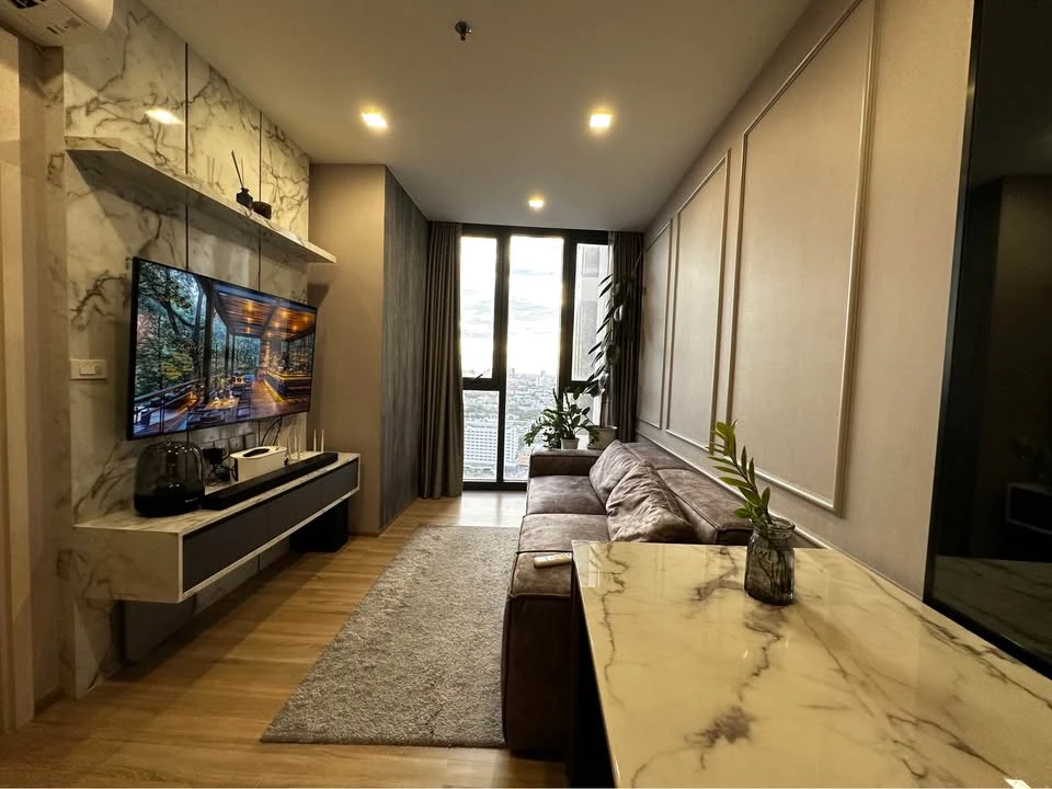 For rent: The Line Phahonyothin-Pradipat. Beautifully decorated room, well-built-in, comes with a walk-in closet. Reserve now, don't miss out!
