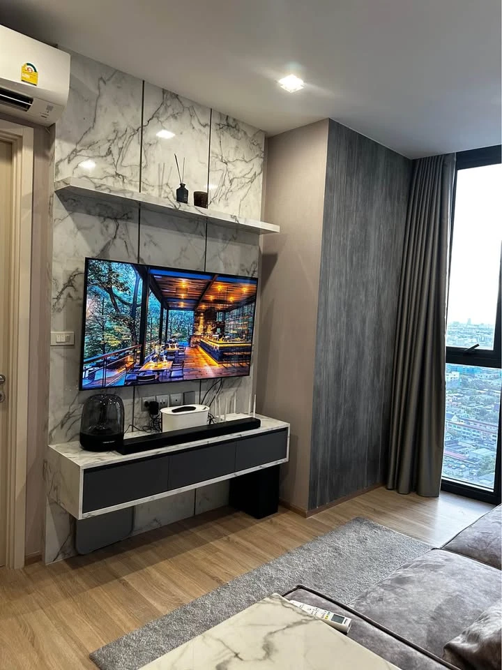 For rent: The Line Phahonyothin-Pradipat. Beautifully decorated room, well-built-in, comes with a walk-in closet. Reserve now, don't miss out!