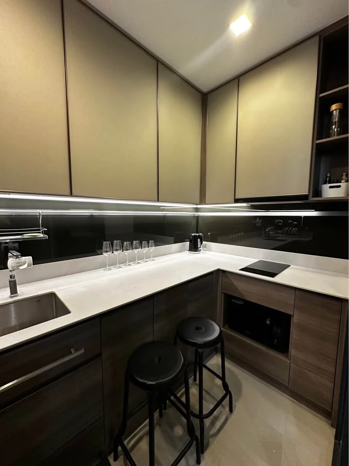 For rent: The Line Phahonyothin-Pradipat. Beautifully decorated room, well-built-in, comes with a walk-in closet. Reserve now, don't miss out!