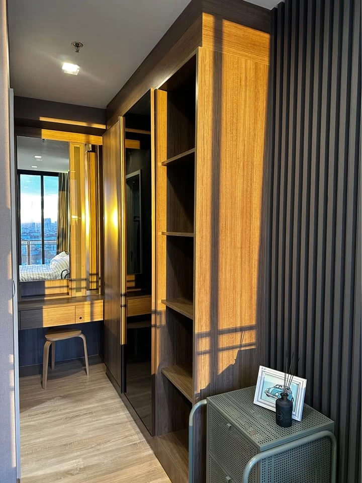 For rent: The Line Phahonyothin-Pradipat. Beautifully decorated room, well-built-in, comes with a walk-in closet. Reserve now, don't miss out!