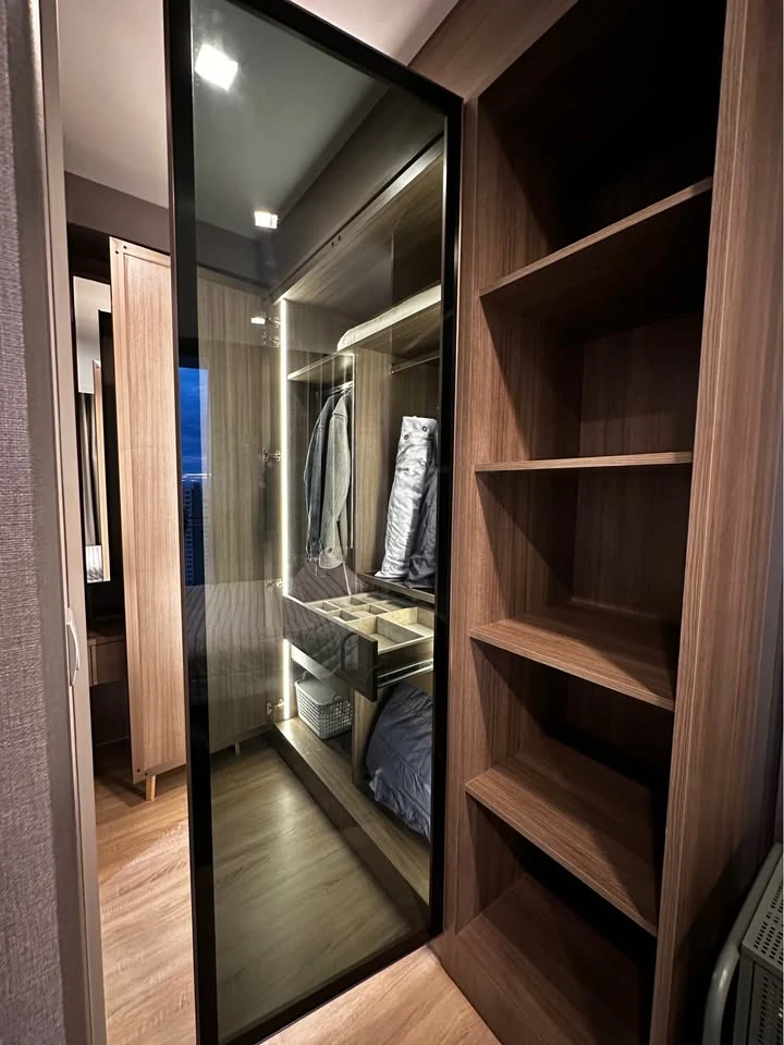 For rent: The Line Phahonyothin-Pradipat. Beautifully decorated room, well-built-in, comes with a walk-in closet. Reserve now, don't miss out!