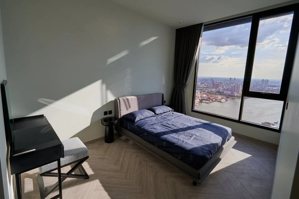 For rent or sale, Chapter Charoennakorn Riverside, airy and airy room, 42nd floor, river view. Well, don't miss this.