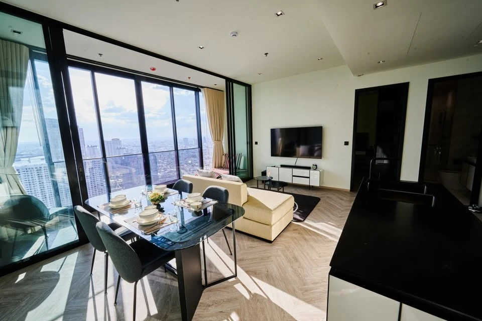 For rent or sale, Chapter Charoennakorn Riverside, airy and airy room, 42nd floor, river view. Well, don't miss this.