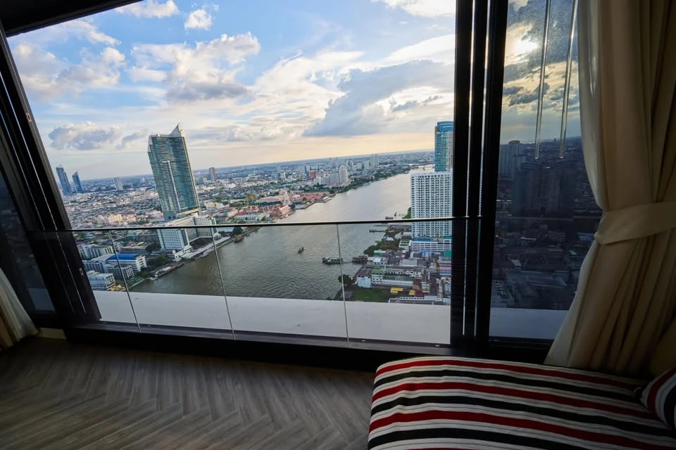 For rent or sale, Chapter Charoennakorn Riverside, airy and airy room, 42nd floor, river view. Well, don't miss this.