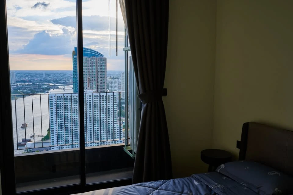 For rent or sale, Chapter Charoennakorn Riverside, airy and airy room, 42nd floor, river view. Well, don't miss this.