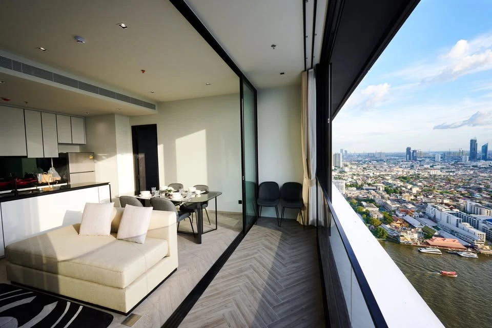 For rent or sale, Chapter Charoennakorn Riverside, airy and airy room, 42nd floor, river view. Well, don't miss this.