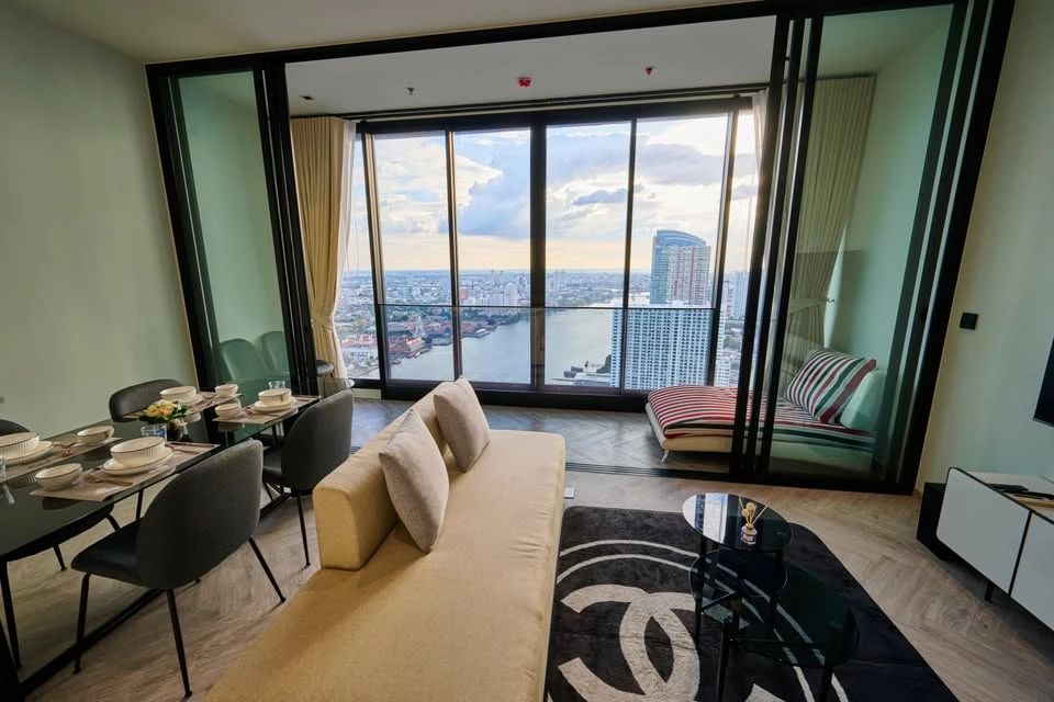 For rent or sale, Chapter Charoennakorn Riverside, airy and airy room, 42nd floor, river view. Well, don't miss this.