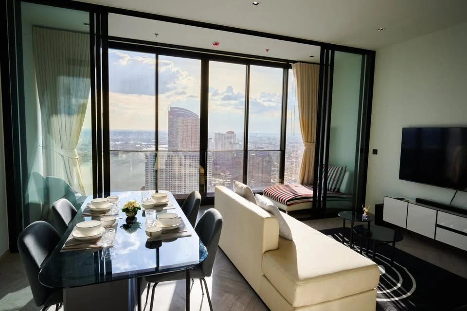 For rent or sale, Chapter Charoennakorn Riverside, airy and airy room, 42nd floor, river view. Well, don't miss this.