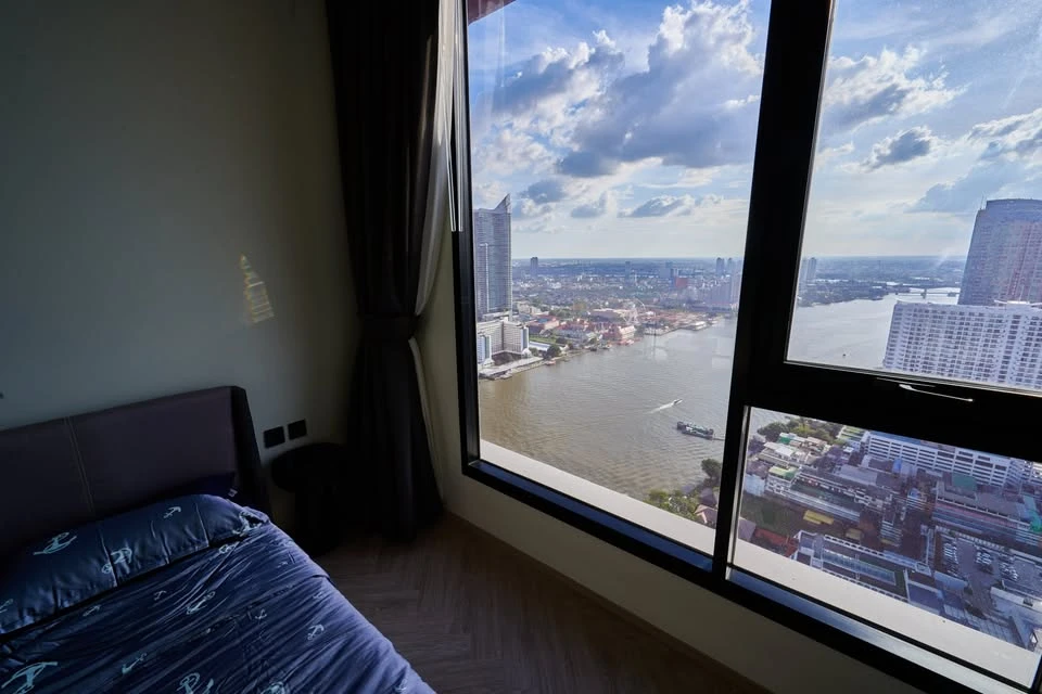 For rent or sale, Chapter Charoennakorn Riverside, airy and airy room, 42nd floor, river view. Well, don't miss this.