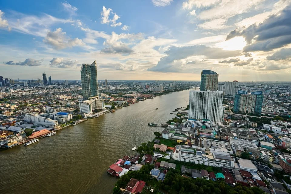 For rent or sale, Chapter Charoennakorn Riverside, airy and airy room, 42nd floor, river view. Well, don't miss this.