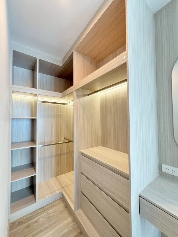 Condo for rent at Regent Home Bangna. Fully furnished with built-in furniture and a walk-in closet. Great value! You definitely don't want to miss thi