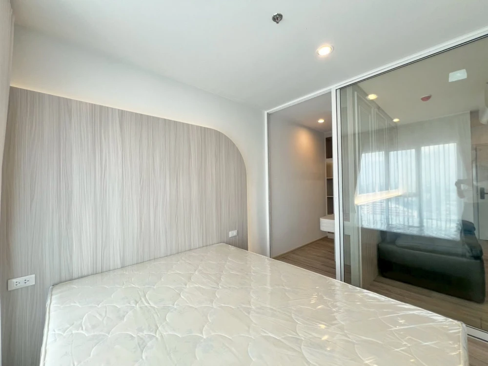 Condo for rent at Regent Home Bangna. Fully furnished with built-in furniture and a walk-in closet. Great value! You definitely don't want to miss thi