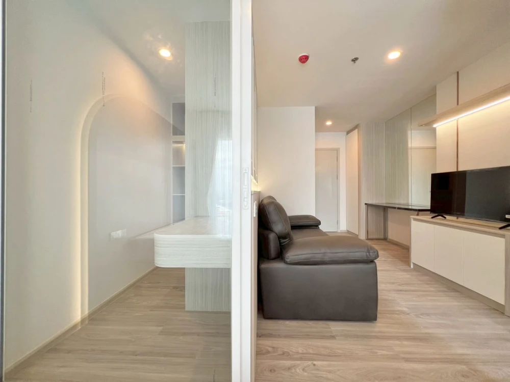Condo for rent at Regent Home Bangna. Fully furnished with built-in furniture and a walk-in closet. Great value! You definitely don't want to miss thi